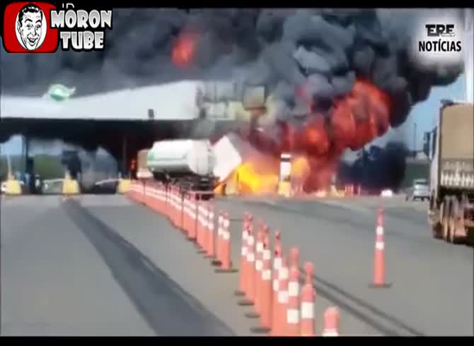 Video :Tanker truck explosion following collision at a toll booth (Brazil)